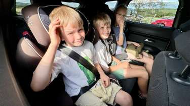 Dacia Duster Journey Hybrid long-term - full back seats